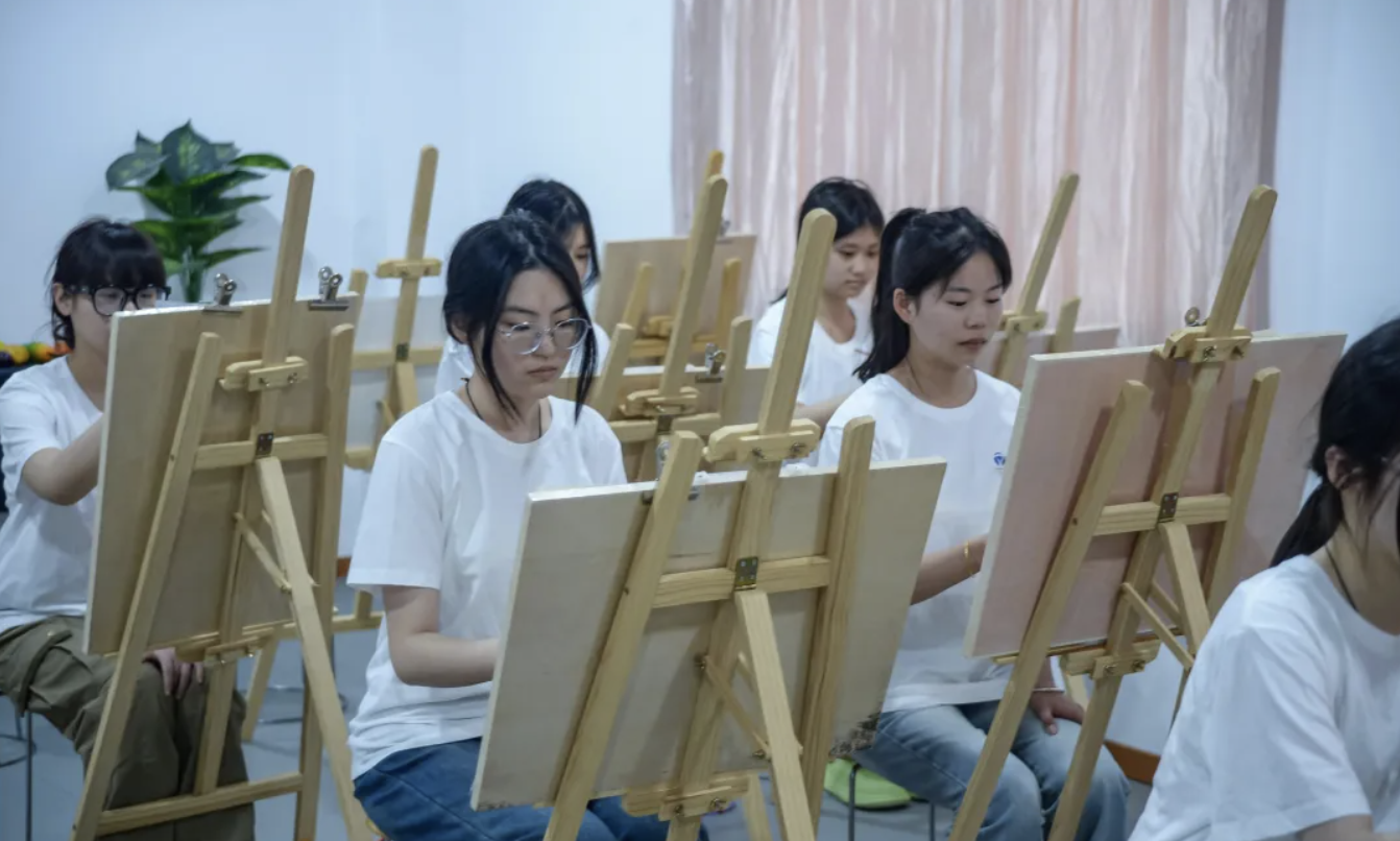以笔为翼，绘梦青春